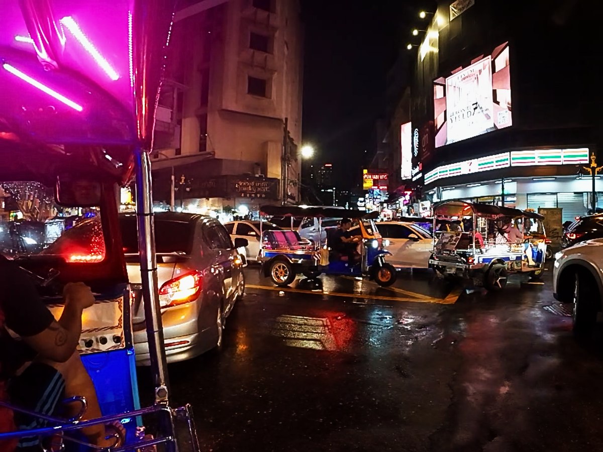 Thailand Nightlife Guide: Sukhumvit tuk-tuk night street view thumbnail